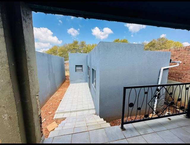 6 BEDROOM HOUSE FOR SALE IN BEZUIDENHOUT VALLEY